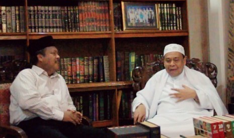 Ketua Umum MUI Kabupaten Bogor, Ahmad Mukri Aji (kanan) bersama wartawan Republika, Damanhuri Zuhri (kiri)