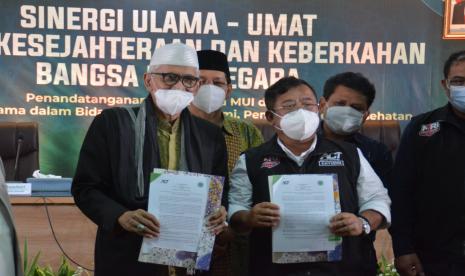 Ketua Umum MUI KH Miftahul Akhyar (kiri) dan Ketua Dewan Pembina ACT Ahyudin (kanan) melakukan penandatanganan nota kesepahaman (MoU) kolaborasi kebangsaan untuk kerjasama dalam bidang pangan, ekonomi, pendidikan dan kesehatan di Kantor MUI, Jakarta, Selasa (22/6).