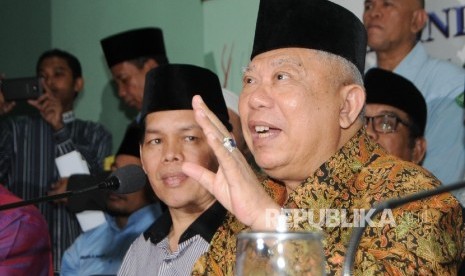 Ketua Umum MUI Ma’ruf Amin (kanan) didampingi Wakil Sekjend MUI Amirsyah Tambunan (kiri) dan jajaran pengurus Ormas Islam sedang membacakan fatwa MUI mengenai LGBT, di Jakarta, Rabu (17/2).