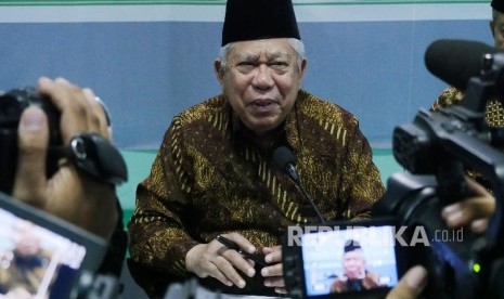   Ketua Umum MUI Ma’ruf Amin menjawab pertanyaan wartawan usai menyampaikan Tausiyah MUI menyambut datangnya bulan suci Ramadhan 1437 H, di Jakarta, Selasa (31/5). (Republika/Darmawan)