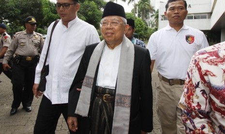 Ketua Umum MUI Ma'ruf Amin (tengah) berjalan sebelum mengikuti sidang lanjutan kasus dugaan penistaan agama di auditorium Kementerian Pertanian, Jakarta, Selasa (31/1).