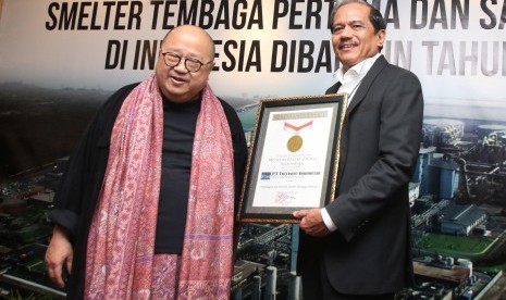 Ketua Umum Museum Rekor Dunia Indonesia (MURI) Jaya Suprana (kiri) menyerahkan piagam MURI kepada Presiden Direktur PT. Freeport Indonesia (PTFI) Chappy Hakim (kanan) saat Penyerahan Piagam Museum Rekor Indonesia (MURI) kepada Pabrik Peleburan dan Pemurnia