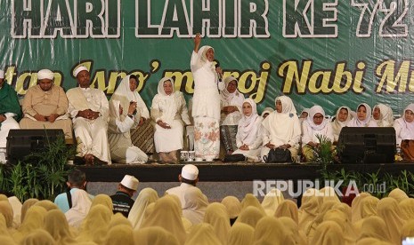 Ketua Umum Muslimat NU Khofifah Indar Parawansa (tengah) menyampaikan sambutan saat peringatan Hari Lahir (Harlah) ke-72 Muslimat NU di Surabaya, Jawa Timur, Rabu (18/4).