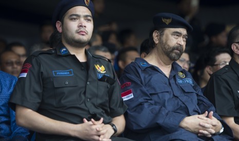 Ketua Umum Nasional Demokrat (NasDem) Surya Paloh (kanan) didampingi Ketua Umum Garda Pemuda NasDem Prananda Paloh (kiri) memimpin Apel Siaga Nasional Garda Pemuda NasDem dalam rangka Rapat Kerja Nasional (Rakernas) dan HUT NasDem ke-6 di JIExpo, Jakarta, Selasa (14/11). 