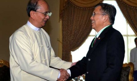   Ketua Umum Palang Merah Indonesia (PMI), Jusuf Kalla (kanan) bertemu dengan Presiden Myanmar, U Thein Shein di Istana Kepresidenan di Nay Pyi Taw, Myanmar, Jumat (10/8).