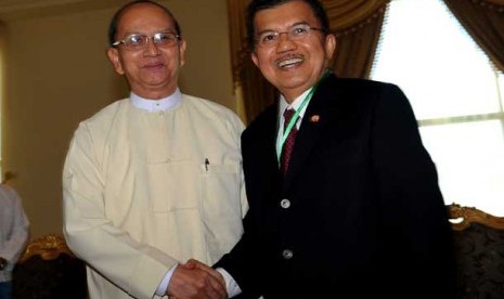  Ketua Umum Palang Merah Indonesia (PMI), Jusuf Kalla (kanan) bertemu dengan Presiden Myanmar, U Thein Shein di Istana Kepresidenan di Nay Pyi Taw, Myanmar, Jumat (10/8).