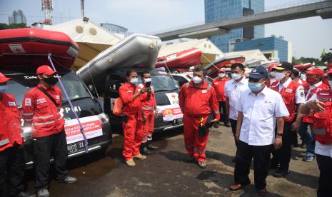 Ketua Umum Palang Merah Indonesia (PMI) Jusuf Kalla (kanan) meninjau kesiapan armada saat apel kesiapsiagaan PMI menghadapi bencana dampak La Nina di Jakarta.