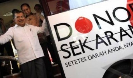 Ketua Umum Palang Merah Indonesia (PMI) Jusuf Kalla meninjau kesiapan mobil donor darah pada peluncuran kendaraan tersebut di Jakarta, Jumat (15/7). 