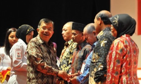 Ketua Umum Palang Merah Indonesia (PMI), Jusuf Kalla, menyematkan cincin emas secara simbolis kepada pendonor darah sukarela di Jakarta, Kamis (13/12) malam.