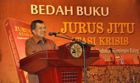 Ketua Umum Palang Merah indonesia (PMI) Jusuf kalla, saat memberikan sambutannya pada acara bedah buku 