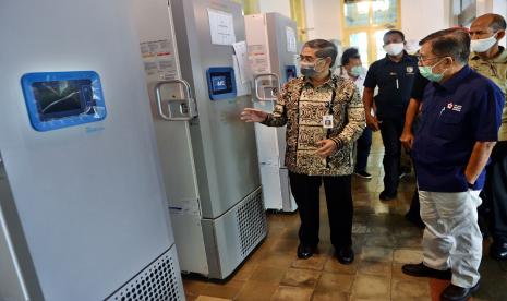 Ketua Umum Palang Merah Indonesia (PMI), Jusuf Kalla saat bertemu dengan kepala Lembaga Eijkmen Proffesor Amin Subandrio di Kantor Eijkmen Jl. Diponegoro Jakarta Pusat Rabu (13/5/2020).