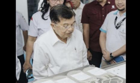 Ketua Umum Palang Merah Indonesia (PMI) Jusuf Kalla saat meninjau proses produksi kantong darah di pabrik kantong darah, PT Oneject Indonesia, Greenland International Industrial Center (GIIC) Cikarang Pusat, Kabupaten Bekasi, Jawa Barat, Rabu (6/3/2024). 