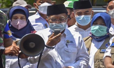 Ketua Umum Palang Merah Indonesia (PMI) Jusuf Kalla (tengah).