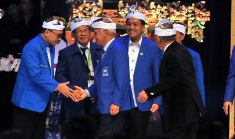 Ketua Umum PAN Hatta Rajasa menjabat tangan Ketua DPP PAN Zulkifli Hasan, yang maju sebagai calon ketua umum periode 2015-2020.