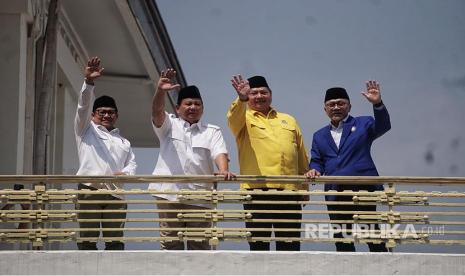 Ketua Umum PAN, Ketua Umum Partai Golkar,  Ketua Umum Partai Gerindra dan Ketua Umum PKB  berfoto saat deklarasi dukungan Pilpres 2024 di Museum Perumusan Naskah Proklamasi, Jakarta, Ahad (13/8/2023). 