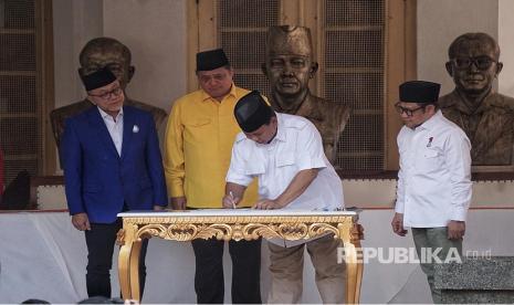 Ketua Umum Partai Gerindra Prabowo Subianto menandatangani naskah dukungan Pilpres 2024 disaksikan Ketua Umum Partai Golkar,  dan Ketua Umum PKB di Museum Perumusan Naskah Proklamasi, Jakarta, Ahad (13/8/2023). 