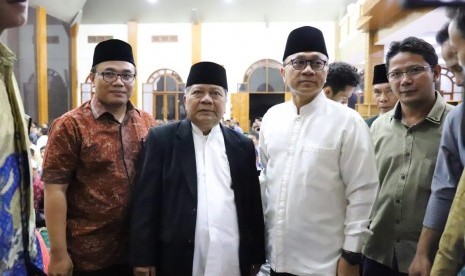 Ketua Umum PAN Zulkifli Hasan bersama Calon Wakil Presiden Sandiaga Uno silaturrahmi bertemu Ketua Umum Persis yang juga tokoh Jawa Barat KH Aceng Zakaria di Pondok Pesantren Ranca Bango Garut, Senin (15/10) malam.