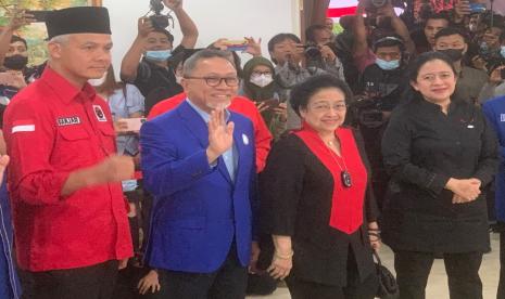 Ketua Umum PAN Zulkifli Hasan bersama Ketum PDIP Megawati Soekarnoputri, Ketua DPP PDIP Puan Maharani, dan bakal capres PDIP Ganjar Pranowo.