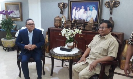 Ketua Umum PAN Zulkifli Hasan bertemu dengan Ketua Umum Partai Gerindra Prabowo Subianto, Senin (25/6). Pertemuan digelar di Rumah Dinas Ketua MPR Zulkifli Hasan, Komplek Widya Candra, Jakarta Selatan.