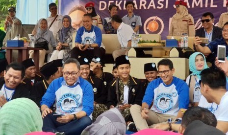 Vice presidential candidate number 02 Sandiaga Salahuddin Uno and National Mandate Party (PAN) General Chairman Zulkifli Hasan greets people in Sumedang, West Java, Wednesday (Oct 17).