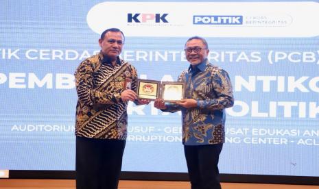 Ketua Umum PAN Zulkifli Hasan dan Ketua KPK Firli Bahuri, saat menghadiri kegiatan pelatihan antikorupsi yang diselenggarakan KPK bagi kader jajaran pengurus PAN.