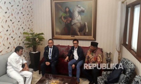 Ketua Umum PAN Zulkifli Hasan gelar pertemuan di kediaman Ketua Umum Partai Idaman, Rhoma Irama, Bangka, Jakarta Selatan, Rabu (28/12). 