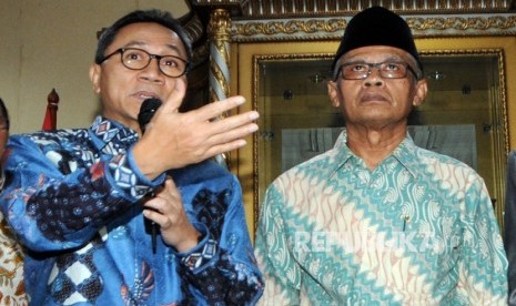 Ketua Umum PAN Zulkifli Hasan (kanan) bersama Ketua Umum Muhammadiyah Haedar Nashir memberikan penjelasan kepada wartawan usai acara pertemuan di Jakarta, Senin (15/2).