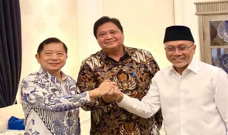 Ketua Umum PAN Zulkifli Hasan (kanan), Ketua Umum PPP Suharso Monoarfa (kiri) dan Ketua Umum Partai Golkar Airlangga Hartarto, bertemu dan sepakat membangun Koalisi Indonesia Bersatu (KIB). Pengamat sebut Koalisi Indonesia Bersatu sulit menang jika masih mengusung Airlangga menjadi capres.