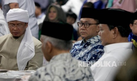 Ketua Umum PAN Zulkifli Hasan (kedua kanan), bersama Ketua Majelis Kehormatan PAN Amien Rais (kkedua anan),Ketua Umum Partai Gerindra Prabowo Subianto (kanan) dan Ulama AA Gymnastiar (kiri)