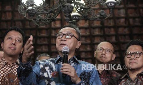  Ketua Umum PAN Zulkifli Hasan (kedua kiri) bersama Ketua Umum PPP Romahurmuziy (kiri) dan Ketua Umum PKB Muhaimin Iskandar (kanan) memberikan keterangan pers kepada awak media 