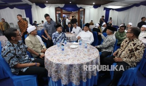 Ketua Umum PAN Zulkifli Hasan (ketiga kiri), bersama Ketua Majelis Kehormatan PAN Amien Rais (kedua kanan),dan Ketua Umum Partai Gerindra Prabowo Subianto (ketiga kanan) dan sejumlah ulama dan politisi berbincang bersama pada acara Halal Bihalal PAN di kantor Pusat DPP PAN, Jakarta, Rabu ( 12/7).