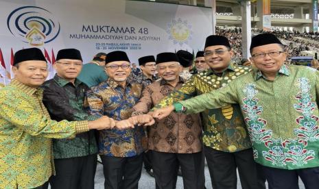 Ketua Umum PAN Zulkifli Hasan (ketiga kiri) bersama sejumlah tokoh nasional saat menghadiri Muktamar ke-48 Muhammadiyah di Solo, Sabtu (19/11/2022).