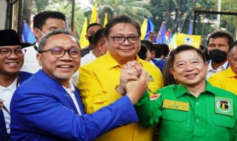 Ketua Umum PAN Zulkifli Hasan, Ketum Golkar Airlangga Hartarto, dan Ketum PPP Suharso Monoarfa saling jabat usai me-launcing visi dan misi Koalisi Indonesia Bersatu di Hotel Shangri-la, Surabaya, Jawa Timur, Ahad (15/8/2022). Soliditas KIB dinilai akan goyah setelah Suharso dilengserkan dari jabatan ketum PPP. (ilustrasi)