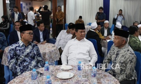 Ketua Umum PAN Zulkifli Hasan (kiri), bersama Ketua Majelis Kehormatan PAN Amien Rais (kanan), dan Ketua Umum Partai Gerindra Prabowo Subianto (tengah)