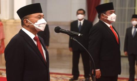 Ketua Umum PAN Zulkifli Hasan (kiri) dan mantan Panglima TNI Marsekal Purn Hadi Tjahjanto (kanan) mengikuti upacara pelantikan menteri dan wakil menteri yang dipimpin Presiden Joko Widodo di Istana Negara, Jakarta, Rabu (15/6/2022). Zulkifli Hasan dilantik menjadi Menteri Perdagangan menggantikan M Lutfi dan Hadi Tjahjanto menjadi Menteri ATR/BPN menggantikan Sofyan Djalil. 