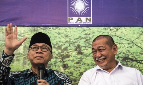 Ketua Umum PAN Zulkifli Hasan (kiri) didampingi Wakil Gubernur Jawa Barat Deddy Mizwar (kanan) menyampaikan keterangan kepada wartawan mengenai Calon Gubernur Jawa Barat di Bandung, Jawa Barat, Rabu (25/10). 