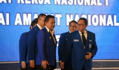 Ketua Umum PAN Zulkifli Hasan melantik pengurus DPP PAN periode 2015-2020 di Jakarta, Selasa (6/5) malam WIB.