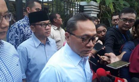 Ketua Umum PAN Zulkifli Hasan memberikan keterangan pers terkait pertemuan ketua umum partai koalisi pendukung Prabowo - Sandiaga yang akan digelar di kediaman Prabowo Subianto, Jakarta, Jumat (7/9).