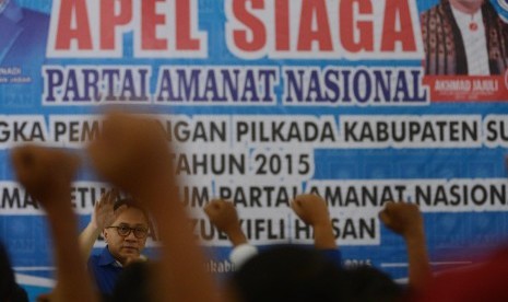 Ketua Umum PAN, Zulkifli Hasan memberikan orasi kepada kader Partai Amanat Nasional saat apel siaga Partai Amanat Nasional yang diselenggarakan di Sukabumi, Jawa Barat, Rabu (4/10).