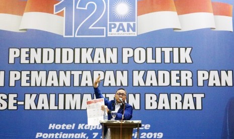 Ketua Umum PAN Zulkifli Hasan memperlihatkan contoh surat suara yang digunakan caleg untuk kampanye saat Pendidikan politik dan pemantapan kader PAN se-Kalbar di Pontianak, Senin (7/1/2019). 