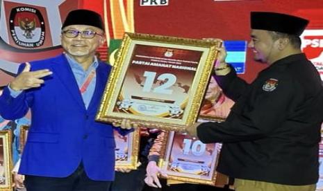 Ketua Umum PAN Zulkifli Hasan menerima nomor urut 12 sebagai nomor PAN di Pemilu 2024, Rabu (14/12/2022).