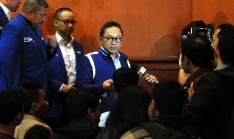 Ketua Umum PAN Zulkifli Hasan menjawab pertanyaan wartawan dalam penutupan Rakernas I PAN d Hotel Bidakara, Jakarta, Kamis (7/5). 