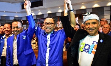 Ketua Umum PAN Zulkifli Hasan (tengah).