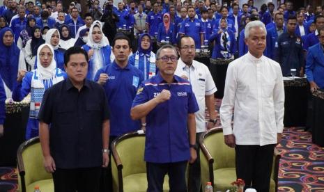 Ketua Umum PAN Zulkifli Hasan (tengah) bersama Menteri BUMN Erick Thohir (kiri) dan Gubernur Jateng Ganjar Pranowo saat acara peluncuran bakal calon legislatif PAN se-Jawa Tengah di Semarang, Jumat (2/12/2022).