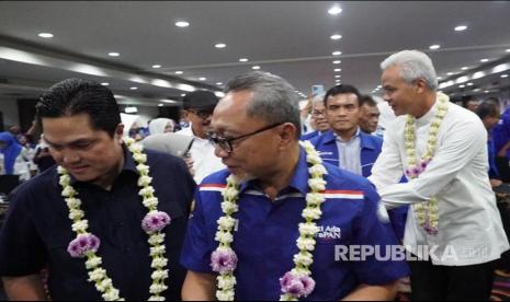 Ketua Umum PAN Zulkifli Hasan (tengah) bersama Menteri BUMN Erick Thohir (kiri) dan Gubernur Jateng Ganjar Pranowo saat acara peluncuran bakal calon legislatif PAN se-Jawa Tengah di Semarang, Jumat (2/12/2022).