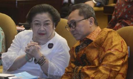 Ketua Umum PAN Zulkifli Hasan (Zulhas) berbincang dengan Ketua Umum PDIP Megawati Soekarnoputri.  