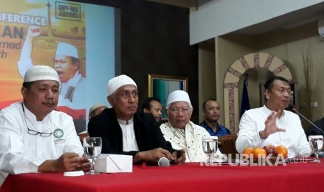 Ketua Umum Parmusi Ustaz Usamah (Kiri), Tim Pengacara Ustaz Michdan, Pembina GNPF MUI KH Abdur Rosyid dan Tim Advokasi GNPF MUI Kapitra Ampera (Kanan) bersama perwakilan ormas Islam lainnya menggelar Konferensi Pers Bebaskan KH Muhammad Khaththath di Islamic Center AQL, Senin (3/4).