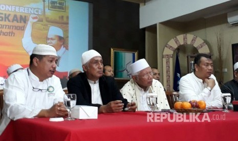 Ketua Umum Parmusi Ustaz Usamah (Kiri), Tim Pengacara Ustaz Michdan, Pembina GNPF MUI KH Abdur Rosyid dan Tim Advokasi GNPF MUI Kapitra Ampera (Kanan) bersama perwakilan ormas Islam lainnya menggelar Konferensi Pers Bebaskan KH Muhammad Khaththath di Islamic Center AQL, Senin (3/4).