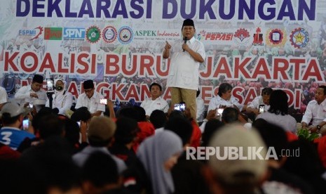 Ketua Umum Parta Gerindra Prabowo Subianto memberi sambutan saat deklarasi dukungan Koalisi Buruh Jakarta putaran kedua Pilkada DKI kepada paslon Anis-Sandi di Kantor DPP Partai Gerindra, Jakarta, Sabtu (1/4).