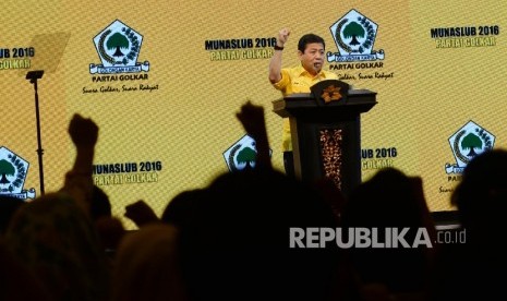  Ketua Umum Parta Golkar Setya Novanto berpidato saat penutupan Musyawarah Nasional Luar Biasa (Munaslub) Partai Golongan Karya di Nusa Dua, Bali, Selasa (17/5). (Republika/Yasin Habibi)